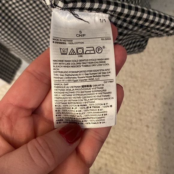 Women’s Gap Button Down Shirt - Picture 3 of 4